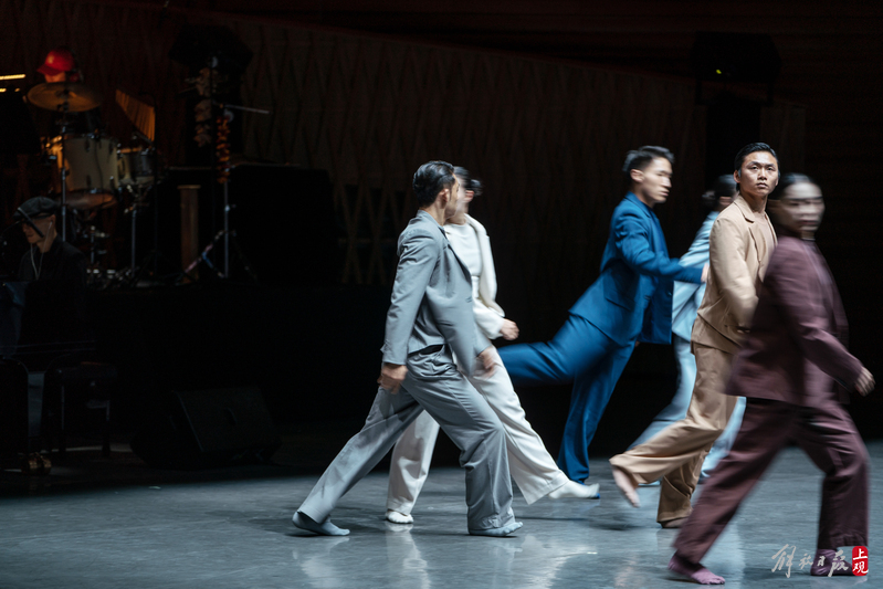 But it brought unexpected surprises. Without pre designed dance movements, contemporary dance entered the symphony hall. Xie Xin | Dance Troupe | Dance