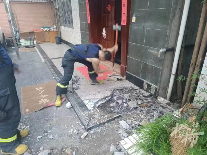 The firefighter dug for two and a half hours and found that... feet are hot! At the doorstep of a resident's house in Hangzhou, there is an area with a temperature of 80 ℃. Residents | firefighters | on the ground