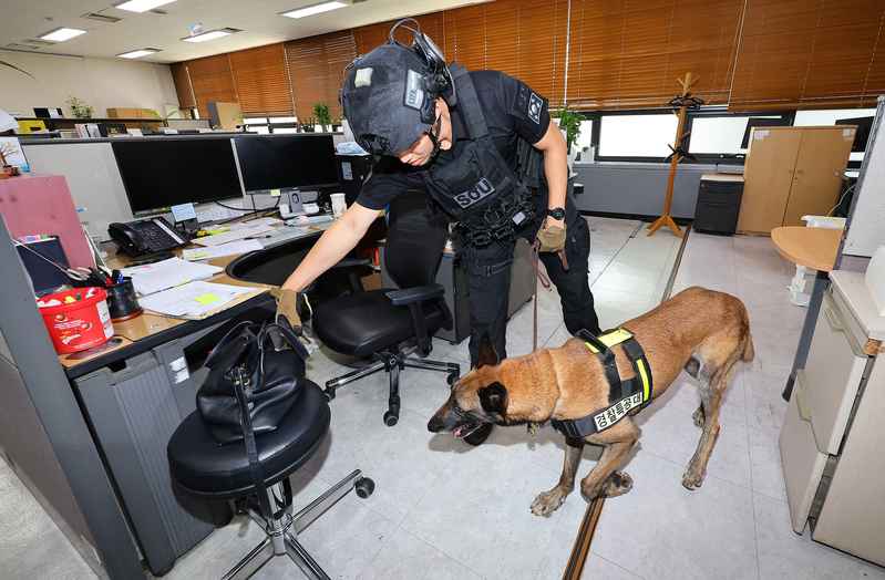 The sender claims that over 270 million explosives have been set up, and South Korea is reporting a "threat email" to the police. August 15th | South Korea