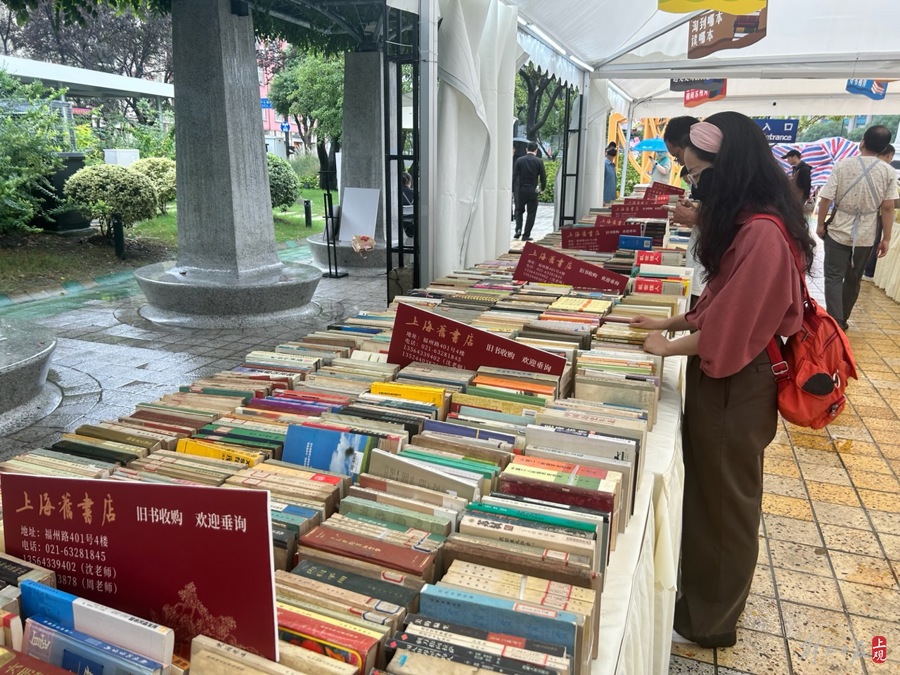 The "Old Book Market" by the Suzhou River has opened, and the rainy weather does not stop the enthusiasm of Shanghai people to search for books