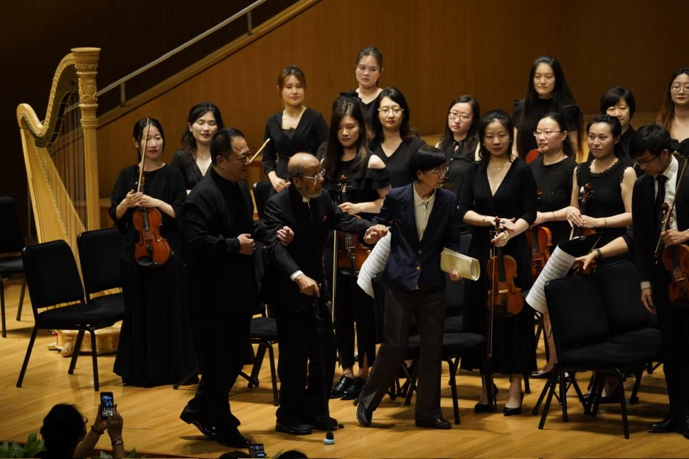 He never misses this concert, and at the age of 98, legendary conductor Cao Peng has performed again! Nearly 20 years of music | opera | conductor