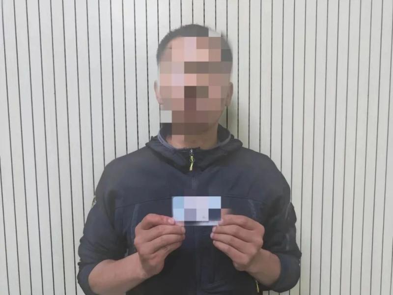 A "scalper" in Lhasa has been arrested, using more than ten mobile phones to grab tickets to the Potala Palace and earn 500 yuan per ticket. | Devices | Mobile phones | scalpers | Lei | Lhasa City | Selling | Tickets | Potala Palace