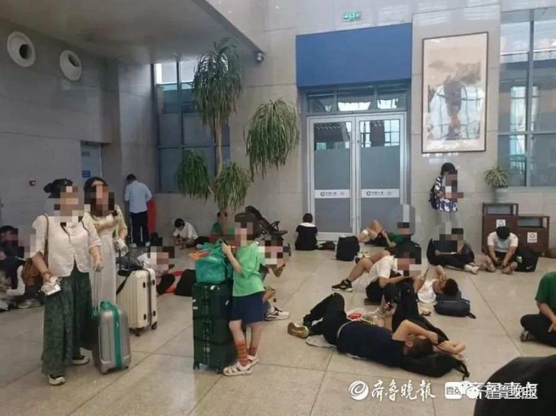 About 90% of massage chairs at Tai'an High Speed Rail Station! Too few regular seats, tourists often sit on the ground and take high-speed trains | Passengers | Tai'an