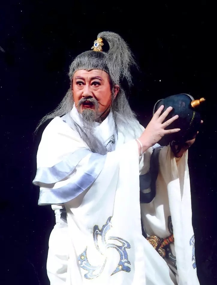 He took in his apprenticeship on the hospital bed. One month ago, He Shuanglin, a performing artist and national intangible cultural heritage inheritor, passed away. He Shuanglin | Huai Opera | took in his apprenticeship