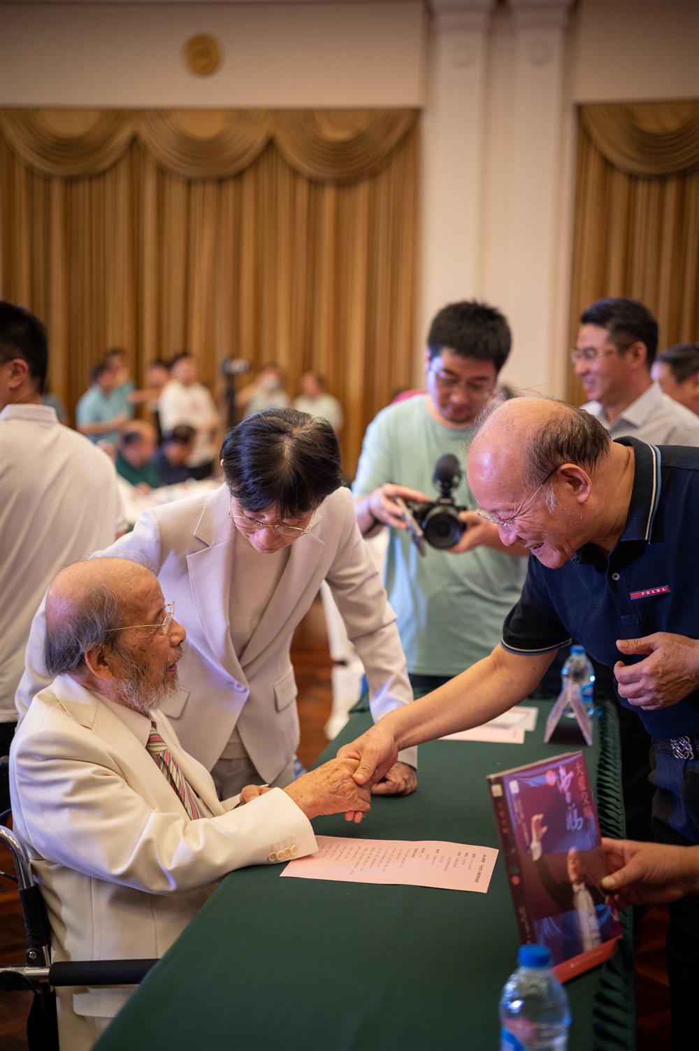 98 year old conductor Cao Peng signs for readers in a wheelchair, planning for the Shanghai Book Fair on-site | Shen Guang | Book Fair