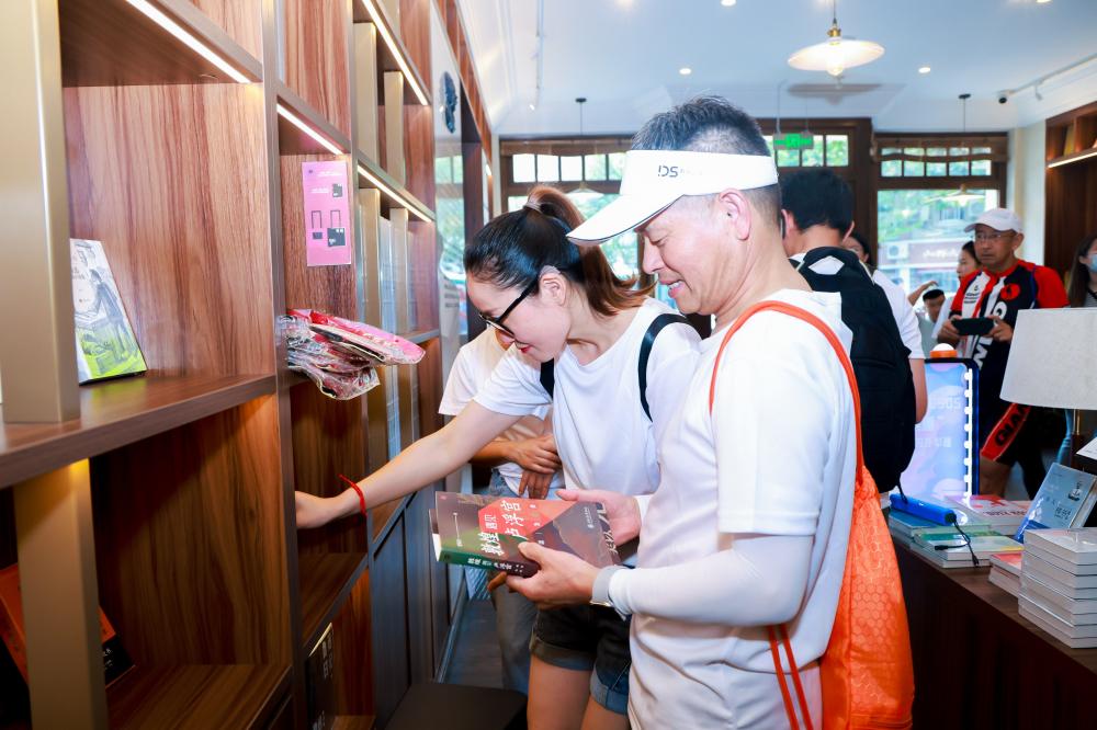 This heartwarming relay "touches the backlight", in Shanghai, ride first and then walk at Xinhua Bookstore | Series | heartwarming