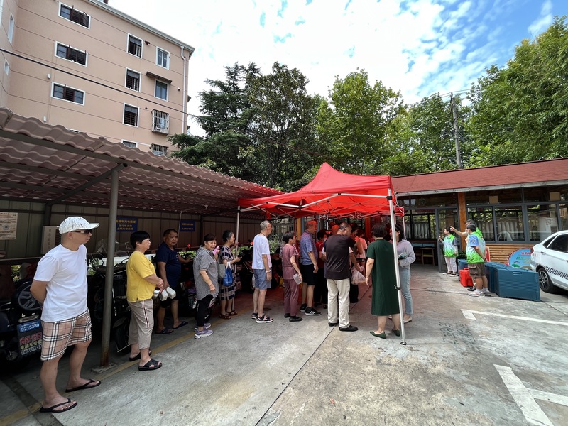 Residents line up with enamel bowls and bowls. Vegetables cost 2 yuan... The community in Shanghai has opened a "small canteen", and Braised pork belly costs 5 yuan mobile | community | canteen
