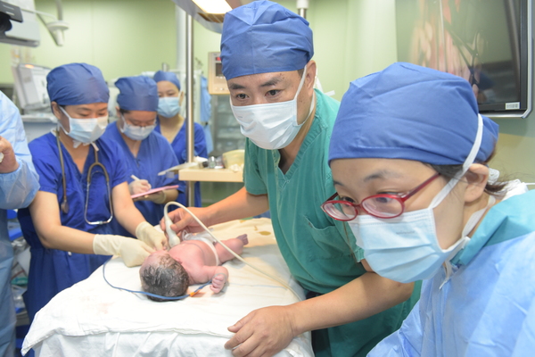 The specialist doctor for fetal diagnosis and treatment has arrived: Xinhua Hospital releases the English monograph "Intrauterine Pediatrics" in Pediatrics | Health | Specialist Doctor