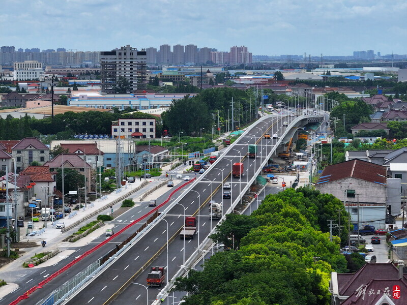 Pedestrians can enjoy the scenery and stroll across the river. The construction of the Feiyun Bridge in the west section of the Shanghai Xinchuansha River section of the Wusong River Project has been completed and opened to traffic on the west section of the river