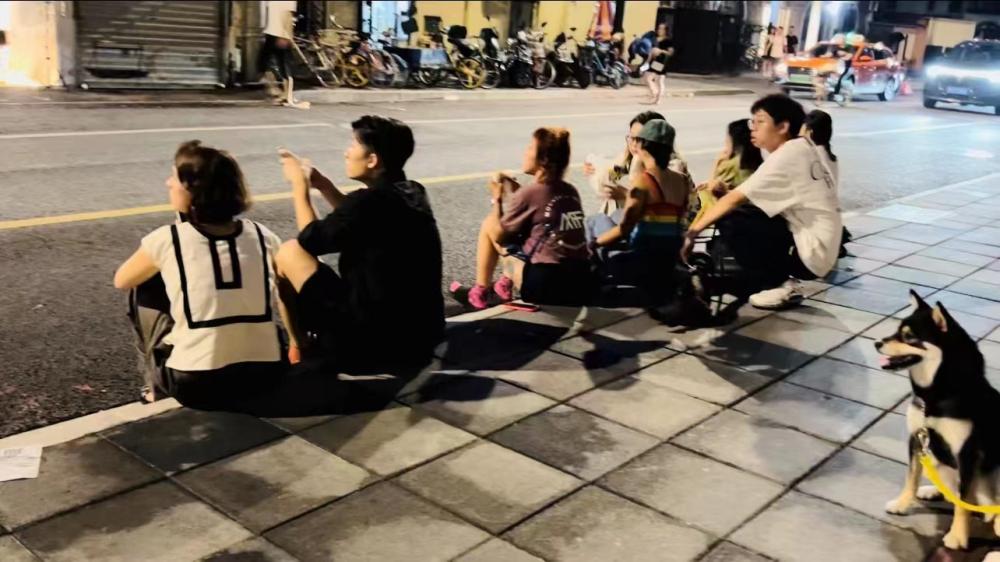 This is Shanghai!, The impromptu performance on the roadside in Anhua touched netizens: Romantic Room in the Market | Anhua Road | Shanghai