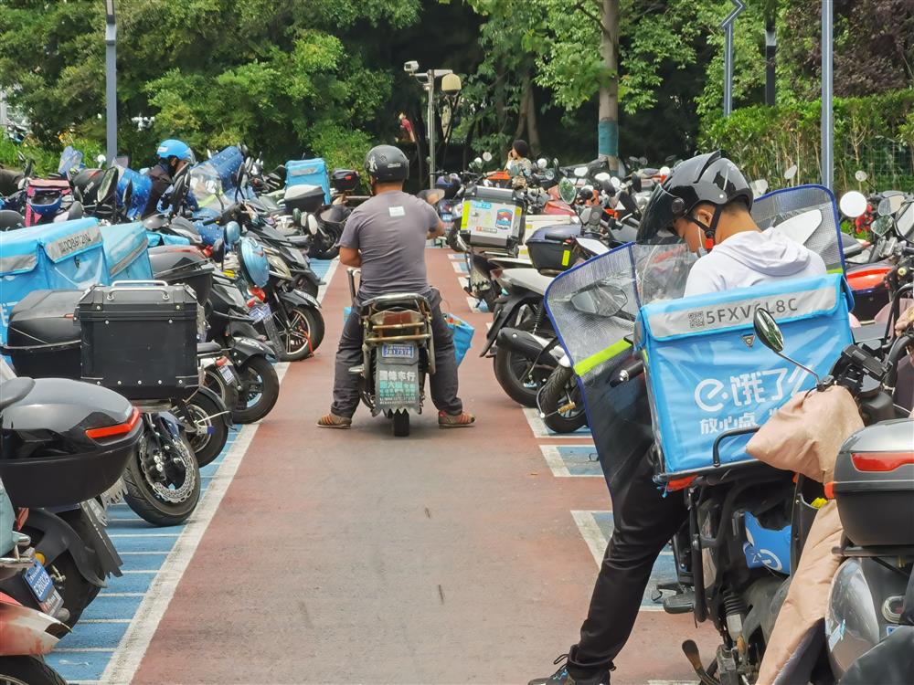 It has been over a year since the implementation of electronic license plates that specialize in driving against traffic and running lights: Why are electric delivery trucks still rampaging on the streets of Shanghai? Delivery | Transportation | Running Lights