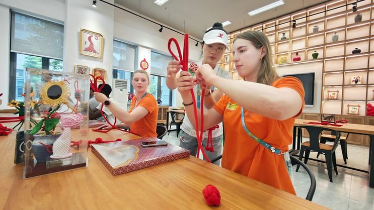 Chengdu Universiade | Personally create a Chinese knot. Foreign athletes "want to bring this friendship home". Foreign athletes | Universiade