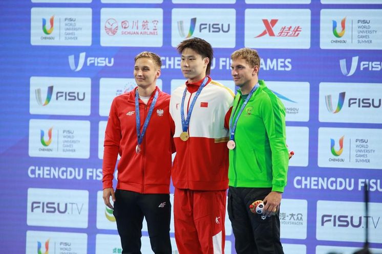 It's a tough competition and also a youthful friendship. "Frog King" Qin Haiyang shakes hands with foreign contestants to greet them at the moment of winning gold medals | Track | Winning Gold