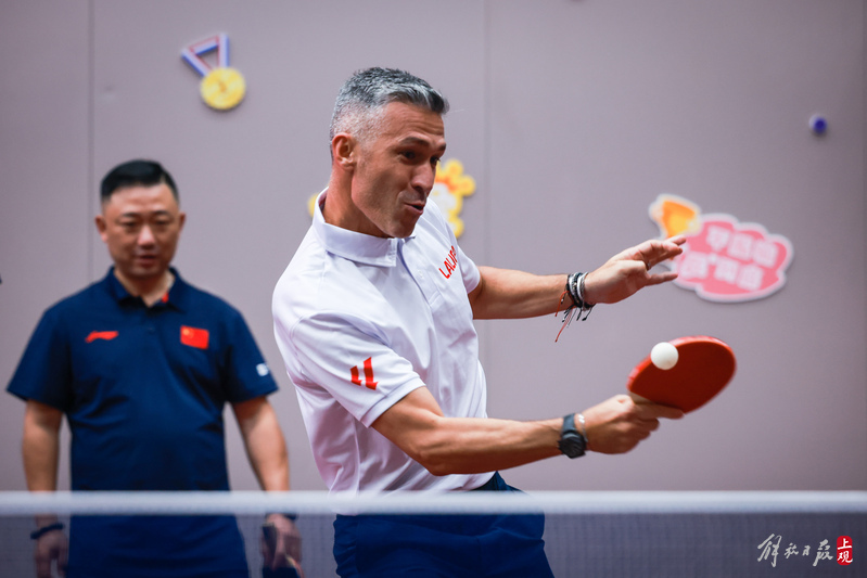 He also competed with Wang Liqin in table tennis, not just in football, but also in the legendary La Liga star Huangpu Riverside Show. Yan Sen | Star | Huangpu Riverside Show