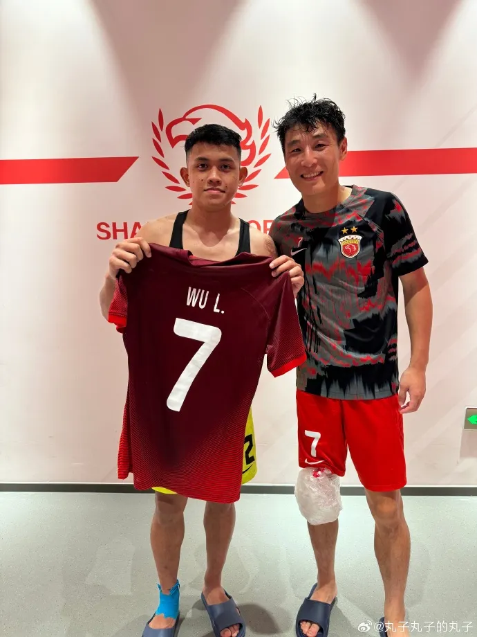 After the game, he chased Wu Lei for a photo. Malaysian new stars dominated the game. The Harbour team failed to beat Johor Bahru in their AFC Champions League debut.