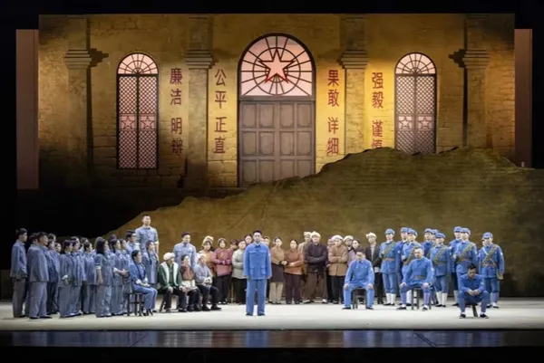 Huazheng's original drama "The Stand" was staged at the National Center for the Performing Arts, telling the story of the "people-centered" original intention of the rule of law