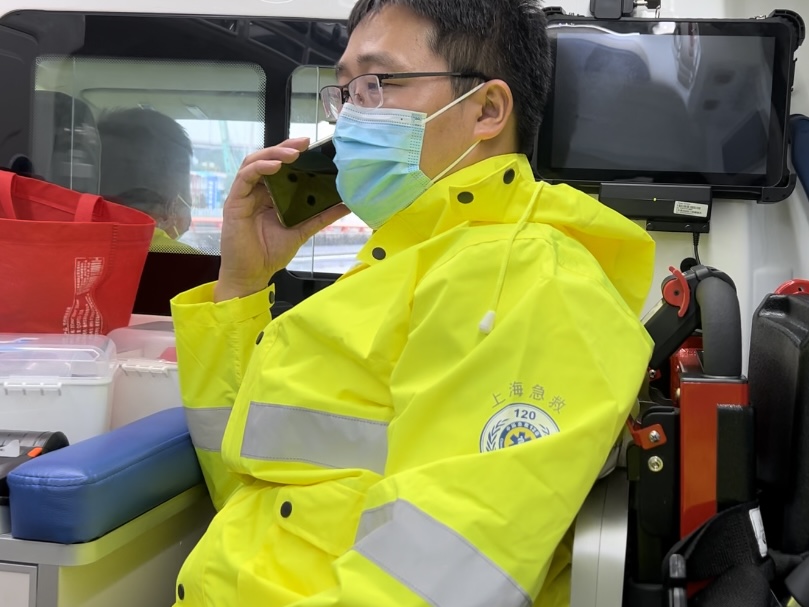 It is dry and wet, and the work clothes of emergency doctors on 120 vehicles are wet and dry. Summer medical experience series ③ Patients in rainstorm | Dispatch | Experience