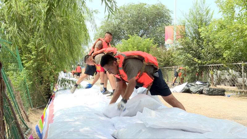 Xinhua News Agency+| Reporter Goes Directly to the Embankment Reinforcement on Both Sides of the Daqing River | Flood | Embankment Reinforcement