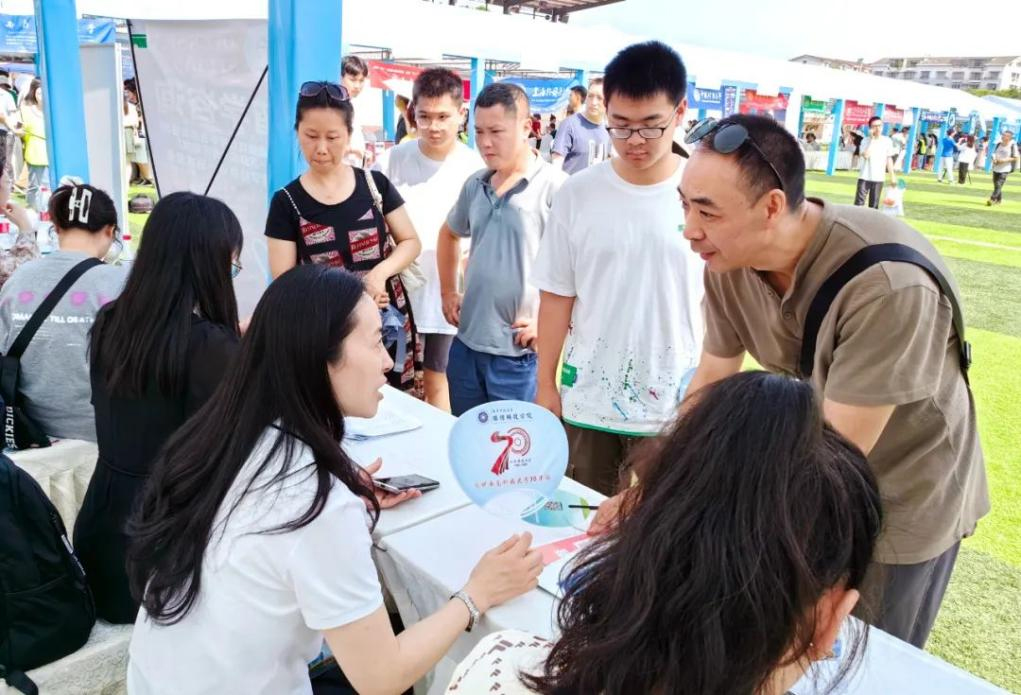 Sichuan Provincial Education Examination Institute builds an exchange platform to assist in filling out college entrance examination preferences and enrolling students