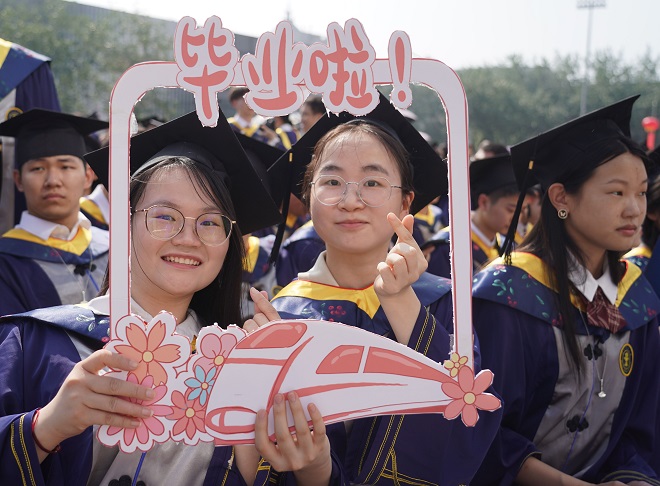 A Promise for the Future, Xinhua Review: A Graduation Song in the Heart | Forever | Time | Graduates | Song Voice