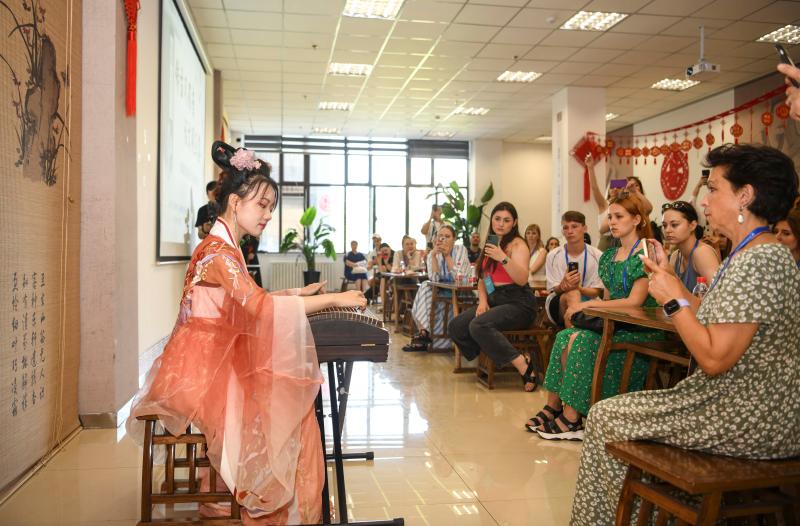 Displaying Colorful Silk Road Culture and Promoting Cultural Exchange and Mutual Learning - Observing Opera at the Xinjiang International Ethnic Dance Festival in China | Performers of the Dawn Song and Dance Troupe in Saratov Oblast, Russia | Dance Festival