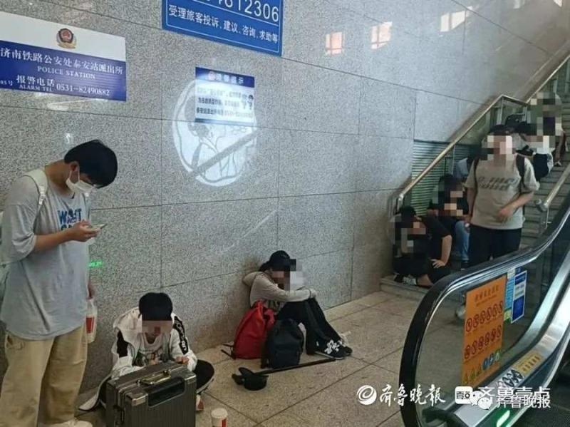 About 90% of massage chairs at Tai'an High Speed Rail Station! Too few regular seats, tourists often sit on the ground and take high-speed trains | Passengers | Tai'an