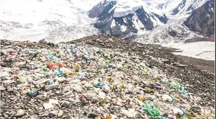 Becoming the world's highest garbage dump, the south slope of Mount Everest | garbage | garbage dump