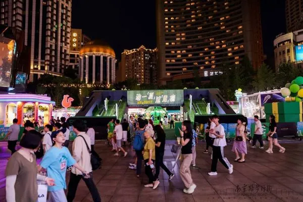 Nanjing Road Century Plaza opens "Midsummer Cool Carnival", with European Cup in summer