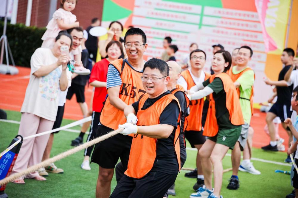 A "tug of war competition with ten thousand people" is taking place in the "largest community" of Shanghai, today in Kangcheng | residents | community