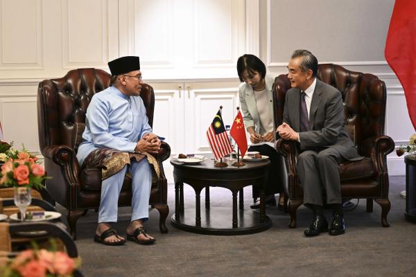 Malaysian Prime Minister Anwar Meets with Wang Yi in China | Area | Anwar