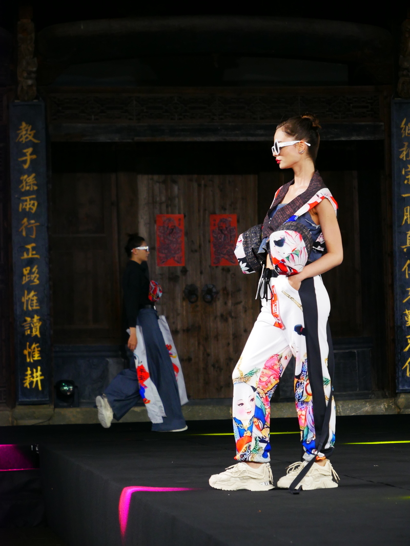 The graduation show of Sino French Joint College was invited to Shanghai center again, and the 500 year old house at the foot of Mount Huangshan Mountain turned into an international fashion show flower overnight | pattern | show