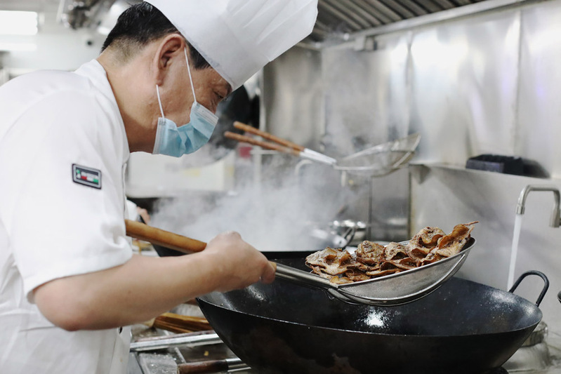 Every day, the old community cafeteria in Shanghai is revitalized and opened with a total of 500 types of dishes