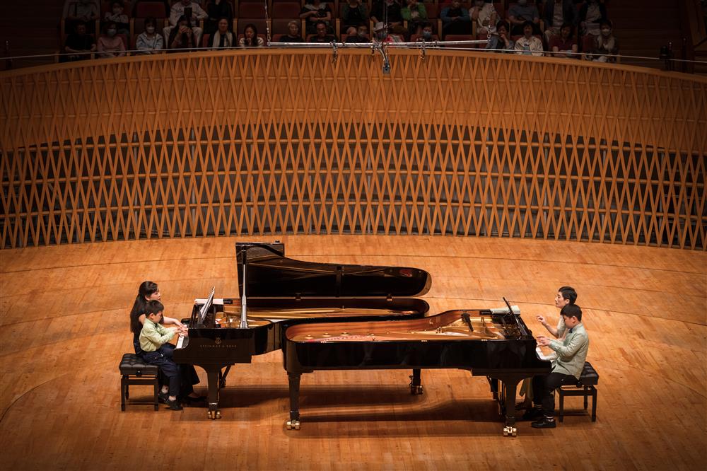 Black and white piano keys depicting "Impressions of the Yangtze River Delta", composed of two Shanghai female pianists in the "Sea · Above" piano duet work | Suite | Piano