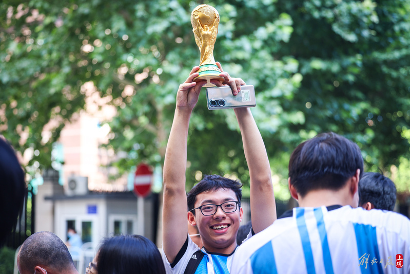 The fans stood at the hotel entrance for five or six hours, just to catch a glimpse of Messi. The fans gathered at the hotel