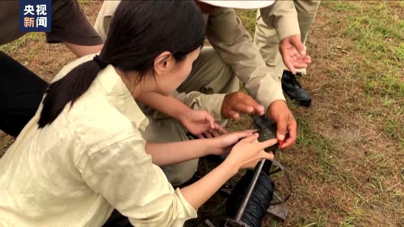 Chinese journalists visit densely populated areas with unexploded ordnance, which has caused about 50000 deaths. More than 80 million cluster bombs from the United States are left behind by Lao journalists | Laos | Cluster Bombs