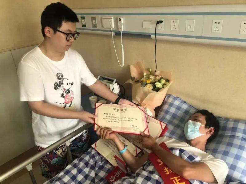 Delivery guy fractured and hospitalized! Commendation has arrived: free college education, 30000 yuan prize for bravery, 50000 yuan company reward, jumping off a 12 meter high bridge to save drowning | body | Qinglin | Hangzhou | hospital | rescue | woman | Peng Qinglin