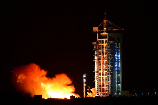 On the occasion of the 35th anniversary of its maiden flight, Shanghai's "Gold Medal Rocket" successfully launched another important satellite