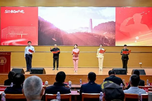 Telling the stories of heroic models such as Chen Yannian and Chen Qiaonian, the "Rong Yao Shencheng" veteran lecture was held at Shanghai University of Finance and Economics