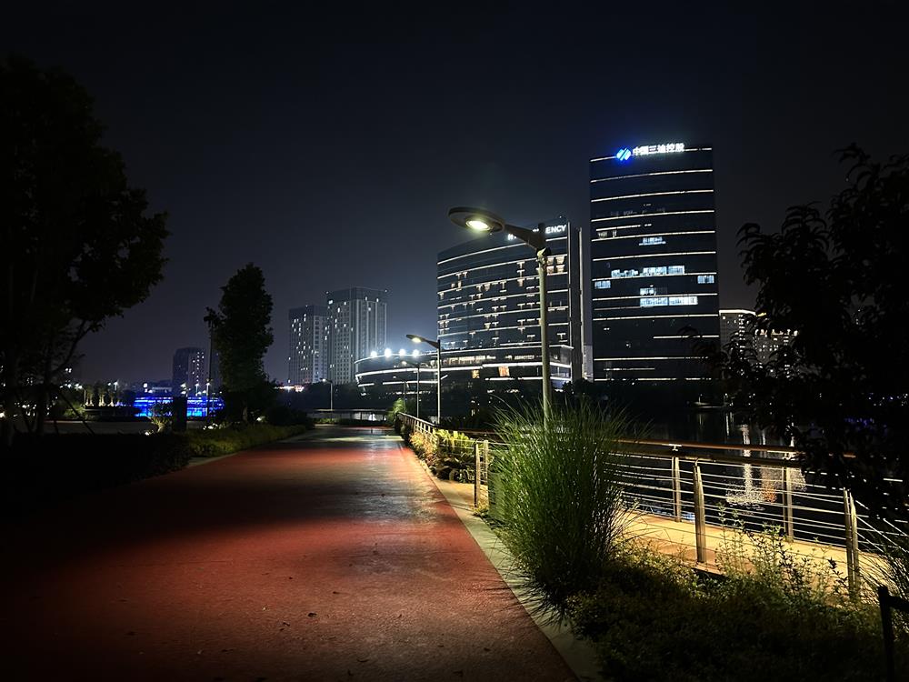 How can this park in Songjiang be more convenient for the people?, But I can only "get into the dark"! The lights are dim and there are no guardrails, making it a great destination area for summer nights