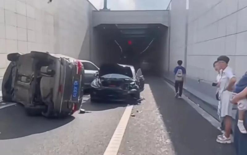 警方通报,杭州一大巴司机突发疾病连撞多车隧道|浙江杭州云河|警方