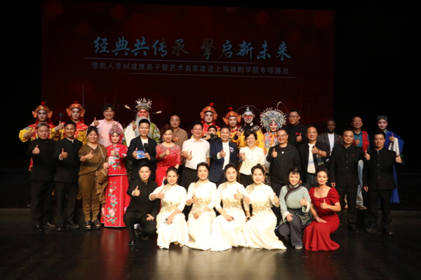 Li Shujian, Vice Chairman of the Chinese Drama Association, brought a set of "codes" for Yu Opera to Shanghai