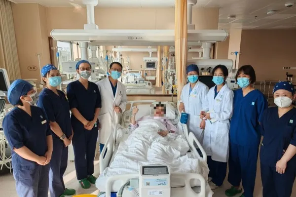 A pregnant woman with "panda blood" who had undergone three IVF cycles had a sudden hemorrhage: a maternity and infant program started a "life-saving battle" for mother and daughter during the Mid-Autumn Festival