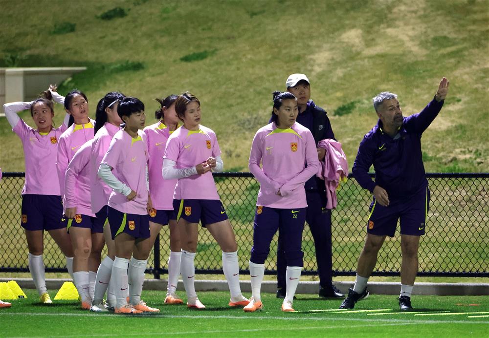 What key information is revealed?, Coach Shui Qingxia candidly stated that "the Chinese women's football team needs to change", and the resounding rose is now facing a life and death battle retreat. Shui Qingxia | Shanghai | Shui Qingxia