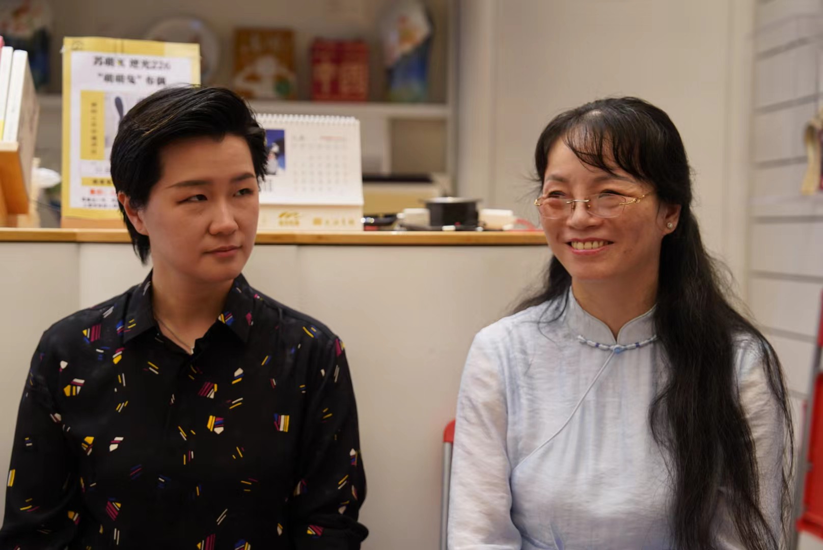 There are also guide dogs in the audience, a street corner guitar concert, and books | cultural and creative | guitar at the entrance of the smallest Xinhua Bookstore in Shanghai