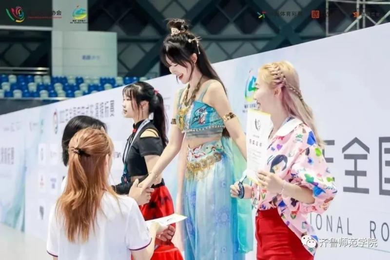 Dancing with ribbons, like flying in the sky... 19-year-old girl wins the roller skating championship! Netizen: Too Immortal Competition | Championships | Culture | Venue | Feitian | National Wind | Qin Yuqing | Roller Skating