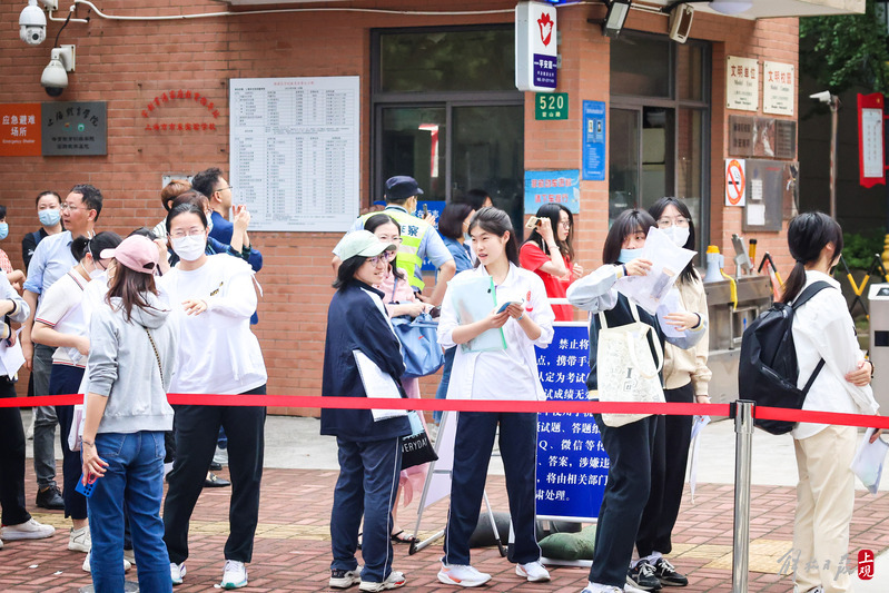 This exam site has male and female students entering through different channels. For the first time, the college entrance examination site has used the "smart security gate" in Yangpu District, Shanghai | exam site | security gate