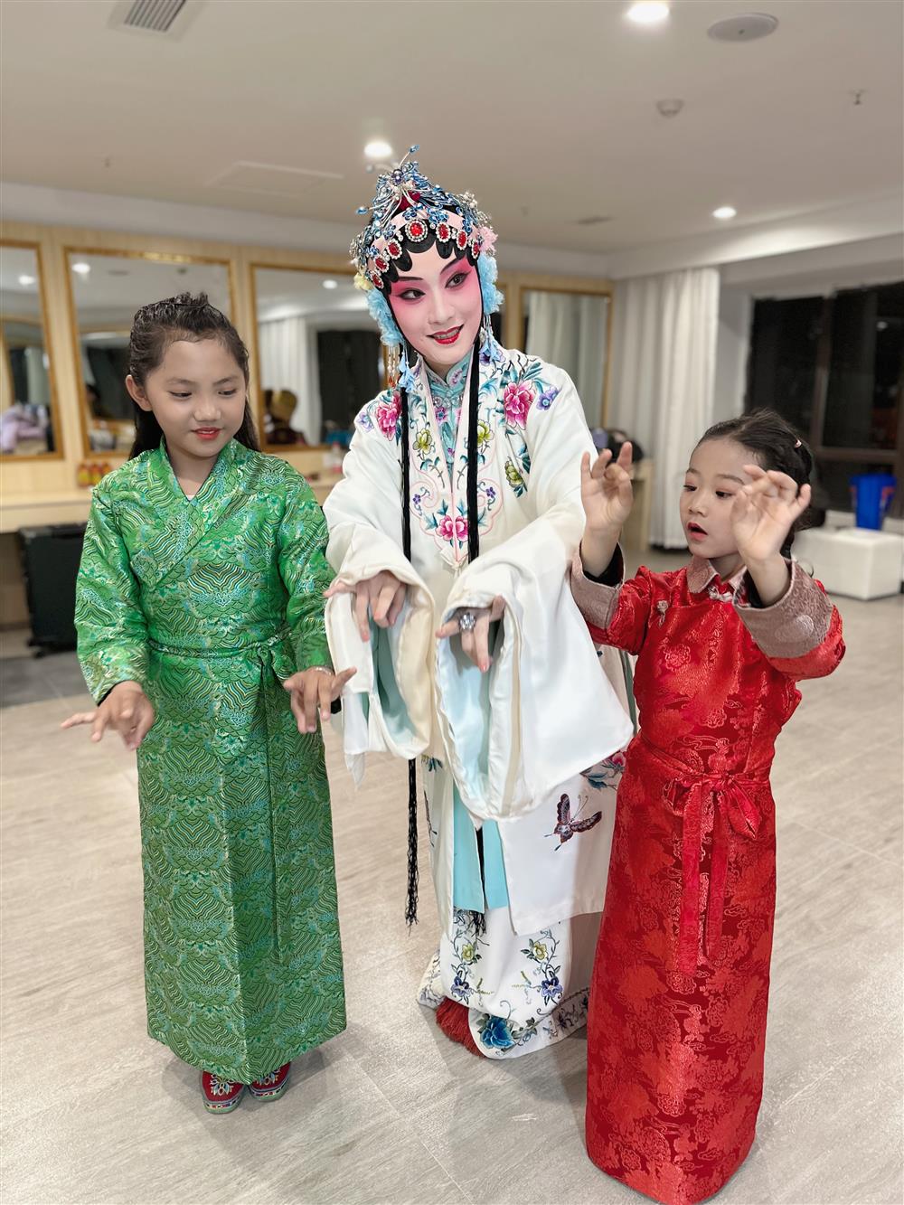 与藏戏同台竞技,​上海“杜丽娘”闪现西藏日喀则苏吉尼玛|西藏|藏戏
