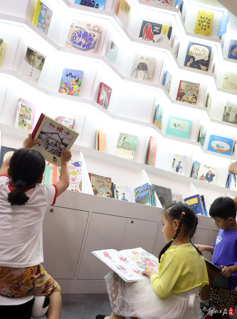 Experience the Most Beautiful Bookshelf... Encounter the Book Fragrance at Chen Bochui Children's Bookstore, Experience AI Intelligent Painting | Creativity | Bookshelf