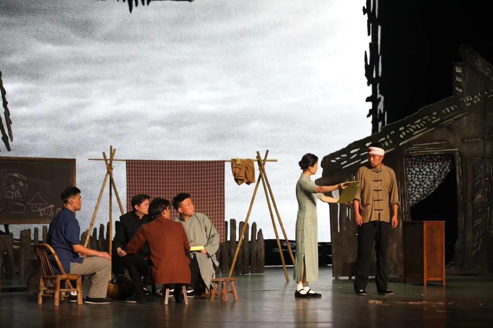 Telling the story of rural civilians fighting against donations during the war years, the original Minhang local theme drama "The Road Ahead" staged the story | Red | The Road Ahead