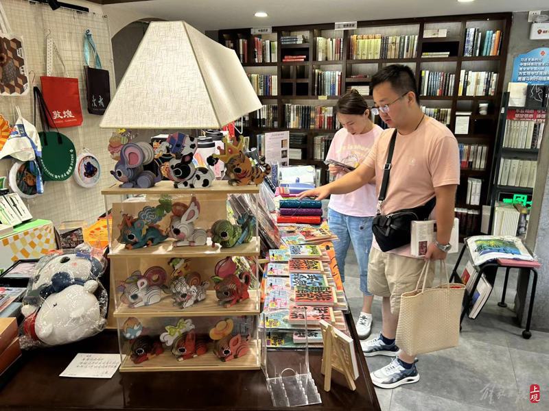 What else is left behind?, Apart from reluctance, the bookstore closest to the Bund has been open for 5 years and needs to say goodbye